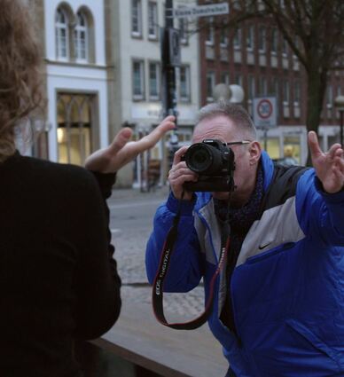„Jetzt vielleicht noch eine Geste mit der Hand“ – Werner Hülsmann ist als letzter Kulturredakteur der Osnabrücker Nachrichten einer der Protagonisten des Films „Die letzten Reporter“. Er ist eine Marke, die sich neu erfinden muss.