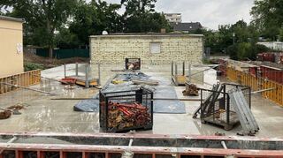 Langsam wachsen die Wände für den Anbau zwischen der ehemaligen Hausmeisterwohnung und dem Pavillon nach oben. In einem Jahr soll das Gebäude fertig sein, damit ab September 2022 die ersten Unterdreijährigen dort betreut werden können.
