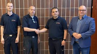 Wechsel an der Spitze: Gemeinderätin Annette Dietl-Faude (v. l.) freut sich mit Bürgermeister Jens Geiß (r.) über die Neuwahlen bei der Freiwilligen Feuerwehr. Wolfgang Kollwitz (2. v. l.) ist nun Stellvertreter und Andrea Danieli (2. v. r.) löst Rüdiger Laser als Kommandant ab.