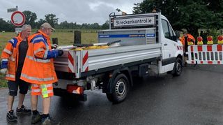 In Rohrhof werden die Zufahrten zu den Rheinauen von Mitarbeitern des Bauhofs gesperrt – auch Fußgänger und Radfahrer dürfen damit nicht weiter vordringen.