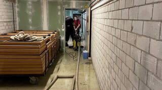 Im Keller der Schillerschul-Sporthalle stand das Wasser gut 20 Zentimeter hoch und musste von den Wehrleuten mit speziellen Sauggeräten über einen längeren Zeitraum ausgepumpt werden.