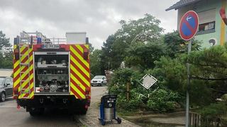 Unter anderem in der Römerstraße musste ein überschwemmter Keller nach dem Starkregen am Dienstagmittag von den Helfern der Freiwilligen Feuerwehr leerge-pumpt werden.