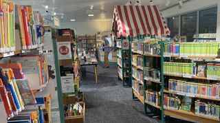 Längsregale mit Kinder- und Sachbüchern sowie Angeboten für jedes Alter wird es nach dem Umbau so nicht mehr geben. Diese ziehen dann in die Quergänge des jeweiligen Bereichs.
