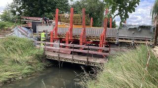 Langsam aber sicher nimmt die neue Brücke über den Leimbach Form an. Die Betonfüße an beiden Ufern sind gegossen und die Platte für die Fahrbahn auch.