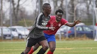 Masanneh Ceesay (l.) noch im grauen Trikot von Germania Friedrichsfeld. Auch er – hier im Zweikampf mit Sibide Daba Sibide 2017 – wurde schon angefeindet.