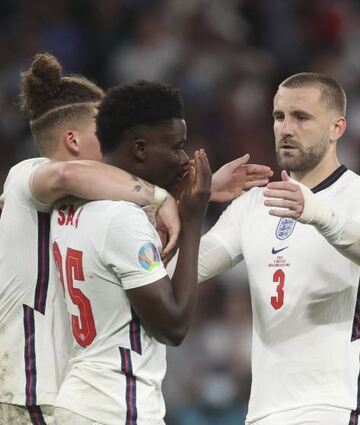 Kalvin Phillips (l.) und Luke Shaw (r.) trösten Bukayo Saka von der englischen Nationalmannschaft nach dem EM-Finale gegen Italien.
