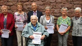 Sie sind ausgezeichnet: Werner Lindwurm (vorne), Inge Schäfer (v. l.), Lilo Herrmann, Roland Seidel, Lore Klee, Rosemarie Heilmann, und Maria Michel.