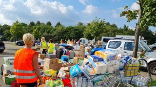 Eine Lkw-Ladung voll Spenden kommt zusammen.