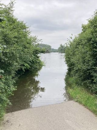 In Rohrhof beim Brühler Pfad endet der Wanderweg plötzlich in den Fluten.