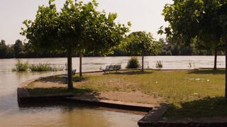 Der Platz der Stadt Kursk an der Rheinpromenade ist nicht mehr trockenen Fußes erreichbar.