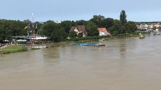 Der Rhein kommt bedenklich nah: Der Wasserstand reicht vorm „Alten Hammer“ (l.) bis an die Uferpromenade heran, hinten ist „Land unter“. Das Bild ist von der Salierbrücke entstanden.