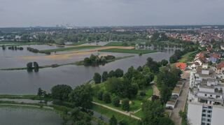 Blick aus der Drohnenperspektive: Es fehlen noch ein paar Zentimeter, ehe das Hochwasser die Wohnbebauung der Hufeisengemeinde erreicht – und das ist selbstredend gut so. Im Vordergrund auf der rechten Seite sieht man die Häuser an der Ketscher Straße unweit des Kreisels.