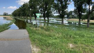 An der Verlängerung der Mühlgasse in Richtung Teufelsbrücke kann man deutlich erkennen, wie weit das Wasser am Montag bereits zurückgegangen ist. Dennoch ist das Hochwasser noch keine Geschichte, auch wenn die Pegelstände inzwischen kontinuierlich sinken.