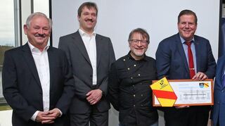 Jubiläumsfeier der Schachvereinigung anlässlich der 25-jährigen Ehrenmitgliedschaft von Schach-Weltmeister Anatoli Karpow (2. v. r.): Über die Auszeichnung „Schach-freundlichste Stadt 2019“ freuen sich Günter Auer (v. l.), Bernd Straub, Uwe Pfenning, Oberbürgermeister Marcus Zeitler und Dieter Auer.