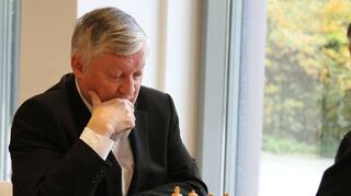Weltmeister Anatoli Karpow konzentriert sich auf seine Schachpartie bei einem Bundesliga-Kampf in Hamburg 2019.