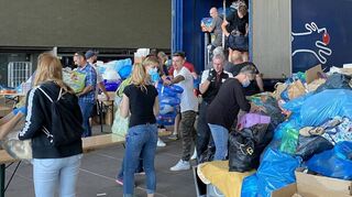 Hand in Hand am Nürburgring: Die Helfer des SC 08 bilden eine Kette, um die Hilfsgüter aus dem 40-Tonner auszuladen. Im Anschluss wird sortiert.