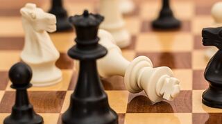 Schach ist ein Strategiespiel, bei dem das Ziel ist, den König des Gegners so zu bedrängen, dass er nicht mehr ziehen kann.