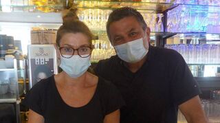 Auch Gläser spülen gehört an der Bar dazu: Servicekraft Astrid und „Walzwerk“-Geschäftsführer Ali Ghawami.