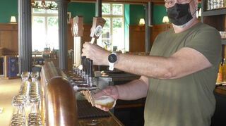 Geschäftsführer Robert Nürnberger packt im Brauereiausschank „Zum Grünen Baum“ selbst mit an und zapft das Kurpfalzbräu.