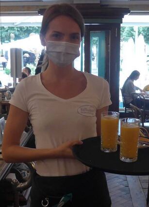 Eine zuverlässige Servicekraft: Hanna (25) ist bereits seit neun Jahren im „Kaffeehaus“ mit an Bord.