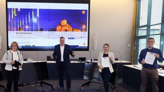 Treiben die Digitalisierung der Stadtverwaltung voran: Christian Schleyer (v. l.), Viola Settegast (beide IT-Abteilung), OB Marcus Zeitler, Judith Böseke und Christian Stalf (beide Kommunikation) präsentieren im modernisierten Bürgersaal digitale Endgeräte und Zertifikate.