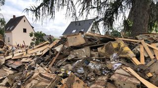 Meterhoch türmen sich die Materialien in den Straßen von Sinzig, die aus den Häusern gerissen werden müssen.