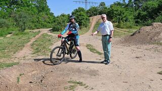 Hügel, Rampen und Kurven müssten in der BMX-Anlage im Süden der Stadt dringend instand gesetzt werden. Die beiden SPD-Stadträte Anika Wesch und Alexander Pfisterer sehen die Stadt in der Pflicht, die Gefahrenstellen zu beseitigen.