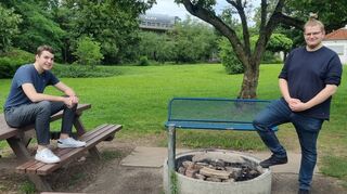 Philipp Kramberg (l.), Vorsitzender des Jugendgemeinderats, und Benno Lerch, stellvertretender Vorsitzender, am Grillplatz im Gartenschaupark. Im Hintergrund, im Bereich vor der Autobahnbrücke, soll der Skaterpark entstehen.