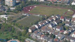Noch werden die Sportstätten des Fußballvereins am Schrankenbuckel – rechts oben das Alfred-Körber-Stadion, in der Bildmitte der Kunstrasenplatz und links daneben das Vereinsheim – genutzt. Doch 2022 könnte dort ein Neubaugebiet entstehen.