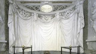 Architektonisch einzigartig: Das Badhaus im Schwetzinger Schlossgarten, unten links die Badegrotte mit dem Vorhang aus Stuck, in der Mitte die verrußte Badhaus-Küche, wo das Wasser erwärmt wurde, und rechts das Schlafzimmer des Kurfürsten mit einem Nischenbett nur für ihn und seinen Leibstuhl.