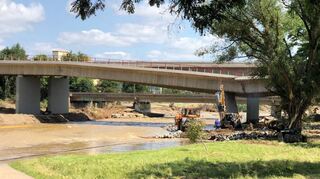 Sinzig, eine Woche nach der Katastrophe: Die Brücke an der B 9 besteht aus zwei Bauwerken mit zwei Fahrstreifen je Fahrtrichtung. Das Bauwerk in Fahrtrichtung Koblenz ist so stark beschädigt, dass es nicht mehr nutzbar ist und abgerissen werden muss. Hier besteht akute Einsturzgefahr, was auch zu einer Schädigung des noch intakten Bauwerks in Fahrtrichtung Bonn führen könnte. Die B 9 bleibt gesperrt.