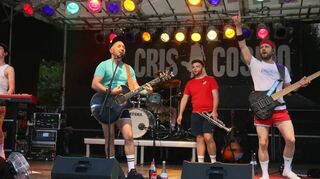 Im sportlichen Outfit (wie im Video zu „Beweg deinen Body“, das mit der Pfitzenmeier-Gruppe entstand) stehen Cris Cosmo und Band auf der Bühne im Schlossgarten.