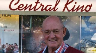 Professor Dr. Hans-Peter Schwöbel verteilt seine „Mundart-Gutsel“ im Central Kino.