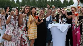 Sie haben sich bei „who2ladies“ die Logenplätze gesichert und stoßen auf einen tollen Abend an.