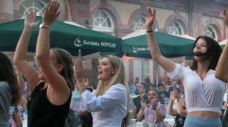 Vor allem die weiblichen Konzertgäste hält es nicht lange auf den Stühlen – am Freitag (Bild) genauso wie am Samstag.