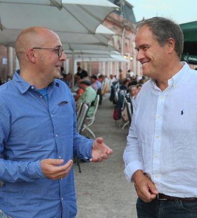 Die Oberbürgermeister Dr. René Pöltl (l.) und Eckart Würzner genießen den Abend.