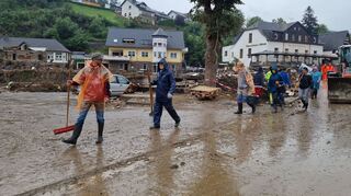 Die Helfer auf der Kurpfalz sind mit Schaufeln, Schneeschiebern und Besen in Altenahr und fragen, wo sie anpacken können.