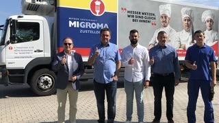 Bürgermeister Thomas Jakob-Lichtenberg (v. l.) freut sich mit Wolfgang, Sven, Jürgen und Noah Mitsch über das 40-jährige Bestehen von Migroma und er dankt für die Spende in Höhe von 40 000 Euro für die Flutopfer in Sinzig.
