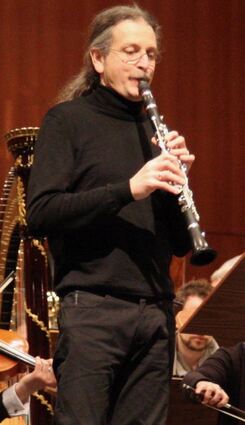 Nikolaus Friedrich bei einer Orchesterprobe mit seiner Bassettklarinette.