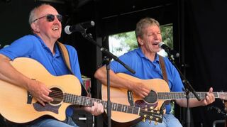 Helmut Dörr (l.) und Jürgen Köhler sind die „Scones“ und begeistern sowohl mit Cover-songs als auch eigenen Liedern, die allesamt im Kurpfälzer Dialekt gehalten sind.
