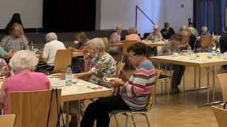 Endlich mal wieder beim Seniorennachmittag im Lutherhaus zusammensitzen, Kaffee und Kuchen genießen und über Gott und die Welt plaudern.