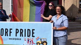 Für mehr Vielfalt: Patrick Alberti (v.l.), Bürgermeister Jens Geiß, Johannah Illgner, Sarah Kinzebach lassen die Regenbogenflagge wehen.
