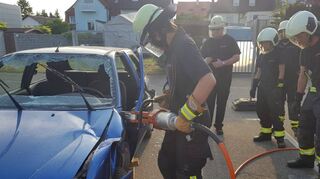 Die vielfältigen Aufgaben der Freiwilligen Feuerwehr werden den Teilnehmern der Grundausbildung praxisnah vermittelt – etwa die Befreiung einer Person aus einem Unfallwagen.