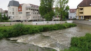 Die Häuser am Kraichbach sind durch eingesetzte mobile Schutzwände und Mauern (Bildmitte) sowie Retentionsflächen gut gegen Hochwasser geschützt.