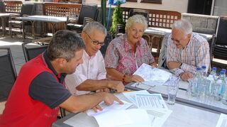 <p>Die Sprecher der Bürgerinitiative, Thomas Gaisbauer, Professor Dr. Antonius Sommer, Marion DeMille und Peter Peters (v.l.), beim Sichten der Fakten.</p>
