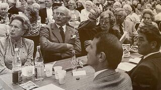 Das Unternehmerehepaar (v. l.) Rudolf und Leonie Wild – auf dem Bild mit Bürger-meister Hugo Giese (r.) und Sohn Rainer Wild initierte das „Volksliedersingen“.
