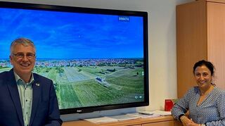 Bürgermeister Uwe Grempels hatte in seinem Dienstzimmer Besuch von der SPD-Bun-destagskandidatin Neza Yildirim und unterhielt sich mit ihr über aktuelle Themen, beispielsweise den Wohnungsbau.