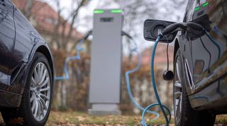 Sein Elektroauto aufzutanken wird bald in der Gemeinde an einer öffentlichen Ladesäule möglich sein, die obendrein als Station für ein neues E-Carsharing-Angebot dient.