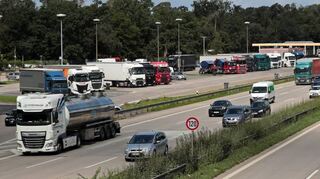 Eine der großen Lärmquellen für die Stadt Hockenheim: die Autobahn 6, hier von der Pumpwerkbrücke in Richtung Continental-brücke/Mannheim fotografiert, links die Autobahnraststätte „Am Hockenheimring“.
