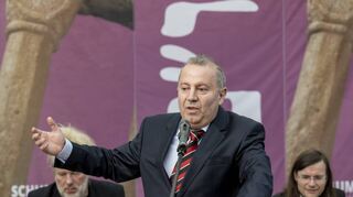 Der Vorsitzende des Landesverbandes der Jüdischen Gemeinden von Rheinland-Pfalz, Avadislav Avadiev, lobt bei seiner Rede die Initiative der drei SchUM-Städte für den gemeinsamen Weltkulturerbe-Antrag.